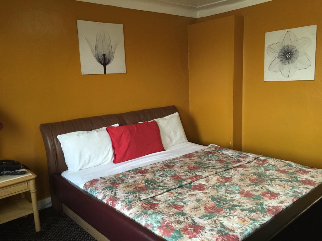 Mayflower Motel Kitchener Room photo